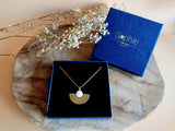 coffret cadeau collier pendentif ajouré nacre blanche