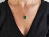 collier pendentif vert émeraude porté